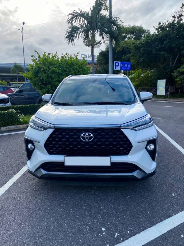 Toyota Veloz Cross - Xe 4 & 7 chỗ Phú Đức bãi đỗ